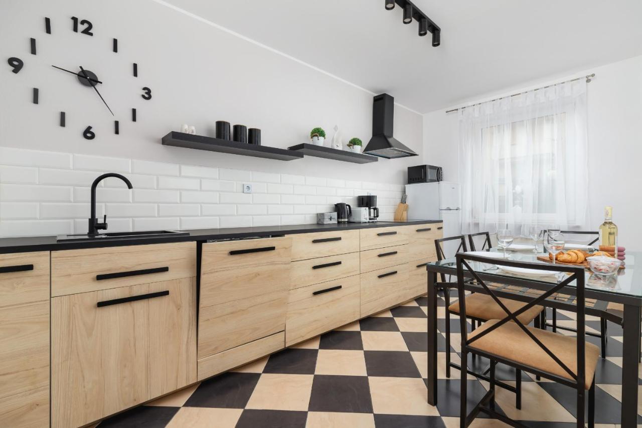 Pleasant Apartment With Terrace Cracow By Noclegi Renters Kraków Eksteriør billede